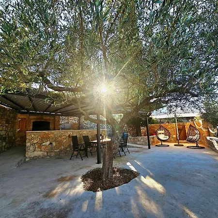 Broc Villa *